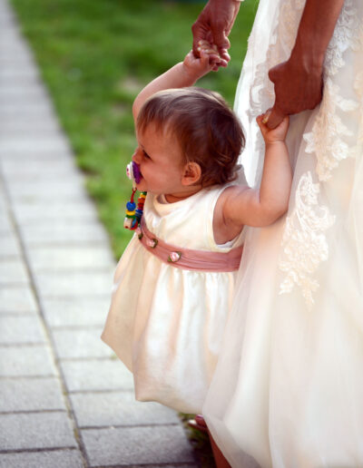 Ein Kind an einer Hochzeit im Juli 2014.
